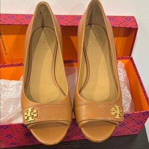NWT Tory Burch Tan Wedge Shoes Elegant Design. Never worn